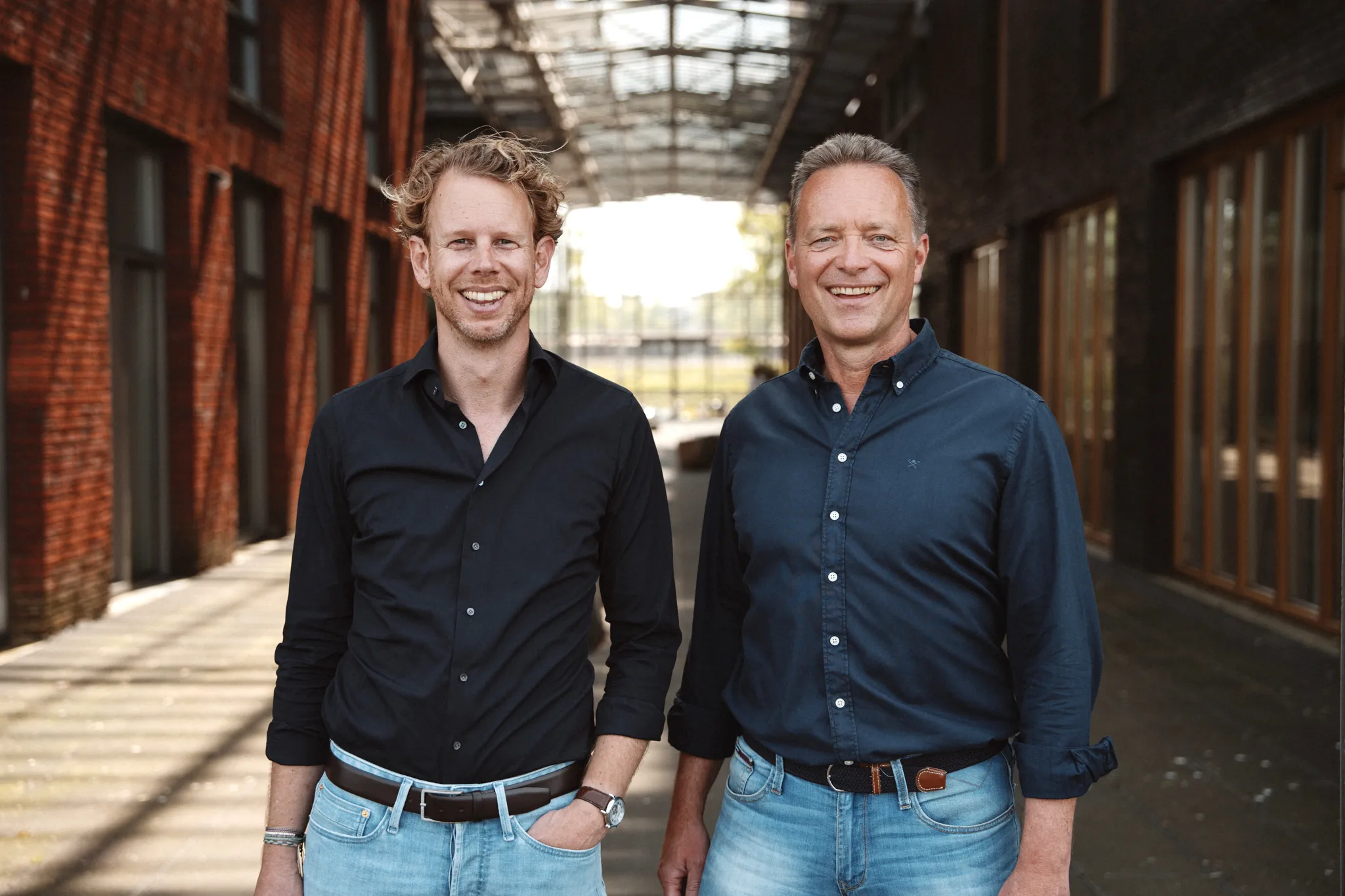 Pieter van Tuinen en Frederik van der Veen in een fabriekshal